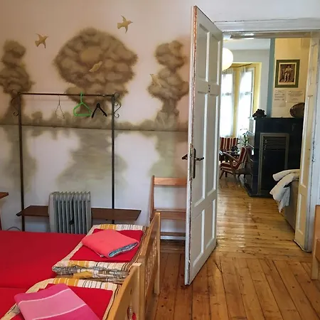 Art And Hostel